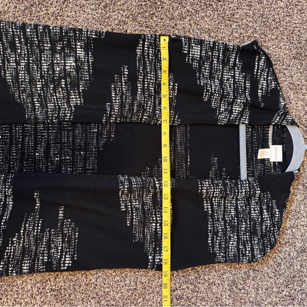 Chicos Woman’s Black and White Open Front Knit Vest Size 0 (4/6) Abstract Print - Picture 12 of 14